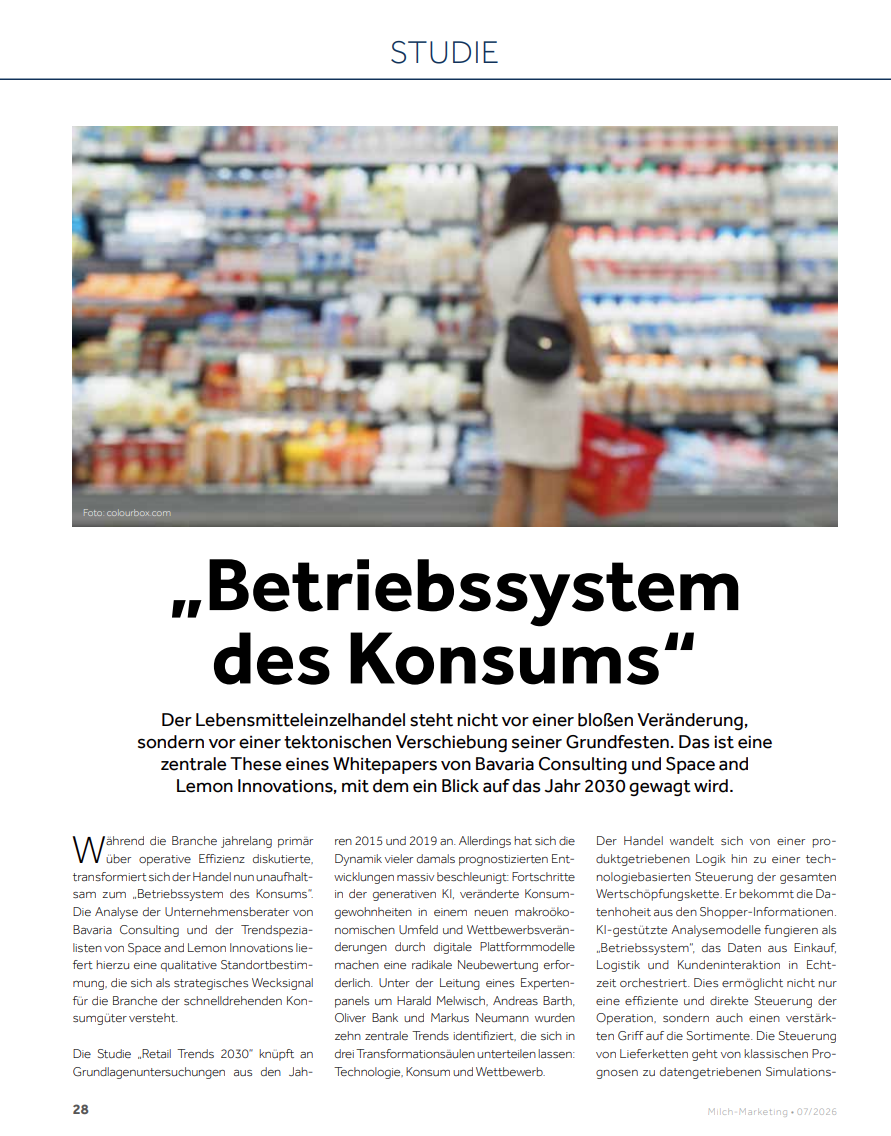 Steigende Kosten, sinkende Margen und der intensive Preiskrampf fordern Brauereien heraus. Klassische  Vertriebswege bieten kaum Chancen für direkten Kundenzugang. Hier setzt das Konzept Bierkutscher  2.0 an: digital gestützt, persönlich geliefert und auf Kundenbindung ausgerichtet. Deutschlands Brauwirtschaft steht un_ter hohem wirtschaftlichen Druck. Die  Produktionskosten steigen seit Jahren –  unter anderem für Energie, Personal und  Logistik – während der Bierabsatz kon_tinuierlich sinkt. Laut Roland Berger ist  die Branche längst in einer gefährlichen  Schieflage: Die Abgabepreise vieler Brau_ereien liegen heute unter den tatsächli_chen Produktionskosten. Selbst angekün_digte Preiserhöhungen großer Marken  wie Bitburger, Krombacher oder Veltins  können diese Lücke nicht schließen. Noch problematischer: Über 80 Prozent  des Biers im Handel wird über Rabattak_tionen verkauft – oft zum Preisniveau  von vor 20 Jahren. Wer nicht mitzieht,  verliert Sichtbarkeit. Wer mitzieht, ver_liert Marge. Das Ergebnis ist ein harter  Wettbewerb, der besonders mittelstän_dische und regionale Anbieter belastet. Währenddessen wächst der Markt für di_gitale Lieferdienste. Quick-Commerce_Anbieter wie Flink oder Gorillas setzen  auf schnelle Lieferung, einfache App-Be_stellung und ein reduziertes Sortiment.  Auch klassische Player wie Rewe oder Fla_schenpost bauen ihre Lieferkapazitäten  aus. Doch kaum einer dieser Kanäle bie_tet kleinen Brauereien eine echte Chan_ce: Lokale Marken sind unterrepräsen_tiert, Mehrweg wird kaum unterstützt,  und Margen bleiben eng. Vor allem aber  fehlt der direkte Draht zum Kunden. Tradition neugedacht:  Digitaler Service mit  persönlicher Note Genau hier liegt ein bislang unterschätz_tes Potenzial: die Rückbesinnung auf ein  altes, fast vergessenes Modell – den Bier_kutscher. Was früher zum gewohnten  Bild im Viertel gehörte, könnte heute  in digitaler Form wieder aufleben. Erste  Brauereien wie Rapp zeigen, wie es funk_tioniert: Bestellung per App oder E-Mail,  Lieferung bis zur Haustür, persönliche  Übergabe und Leergutrücknahme inklu_sive. Unterstützt durch Tourenplanung,  Customer Relationship Management  (CRM)-Systeme und digitale Bezahlung  entsteht ein Service, der persönliche  Nähe mit moderner Technik kombiniert. Bierkutscher 2.0 Wie Kundenbindung Brauereien aus der  Preisspirale helfen kann Nostalgische  Bierkutsche  als Symbol  regionaler  Liefertradition. Bild: Adobe Stock / Jihyun BRAUINDUSTRIE · 10/2025 23 Marcel Hainer Partner  Bavaria Consulting  www.bavaria-group.com Dabei geht es nicht um Romantik,  sondern um Wirtschaftlichkeit. Wer  direkte Kundenzugänge aufbaut, ge_winnt nicht nur an Markentreue,  sondern auch an Stabilität. Ein digi_tal unterstütztes Liefersystem eröffnet  neue Möglichkeiten: Treueprogram_me, Abo-Modelle, personalisierte  Angebote. Allesamt Instrumente, die  helfen, sich vom Preiswettbewerb zu  entkoppeln. Kundenbindung statt  Preiskampf Während viele Craft-Brauereien bereits  eigene Clubs, Community-Angebote  und Loyalty-Systeme etabliert haben,  setzen große Marken bislang kaum  auf systematische Kundenbindung.  Die Gründe liegen oft in der gewach_senen Vertriebsstruktur: Der klassische  Weg über Lebensmitteleinzelhandel  oder Gastronomie lässt wenig Raum  für CRM und direkte Kommunikation.  Doch genau das könnte sich als stra_tegische Schwäche erweisen – beson_ders in einem Markt, der zunehmend  fragmentiert und durch gesundheits_bewusstes Konsumverhalten weiter  schrumpft. Studien zeigen: Junge Zielgruppen  erwarten Convenience, Personalisie_rung und Relevanz. 82 Prozent der  Konsument*innen bevorzugen in_dividuell zugeschnittene Angebote.  64 Prozent sind bereit, für Service und  Komfort mehr zu zahlen. Branchen wie  Lebensmittelboxen, Streaming oder  Beauty zeigen längst, wie erfolgreiche  Kundenbindung funktioniert. Warum  nicht auch in der Bierbranche? Die Antwort auf den Margendruck liegt  nicht nur in Preisanpassungen, son_dern in direkter Beziehung zum Kun_den. Der Bierkutscher 2.0 ist in diesem  Sinne kein nostalgischer Lieferdienst,  sondern ein strategisches Modell: CRM,  Logistik und Kundenbindung in ei_nem. Wer ihn richtig einsetzt, schützt  seine Marke – und seine Marge. Fazit Der Biermarkt befindet sich an einem  Wendepunkt. Preisdruck und Konso_lidierung treffen besonders regionale  Anbieter. In dieser Lage bietet Kun_denbindung nicht nur die Chance auf  höhere Wiederkaufsraten – sondern  die Grundlage für ein zukunftsfähiges  Geschäftsmodell. Der Bierkutscher 2.0  verbindet traditionelle Nähe mit digita_ler Effizienz. Wer diesen Weg geht, wird  nicht vom Promo-Druck des Handels  abhängig – sondern baut aktiv Loyali_tät auf. Und genau das könnte sich als  entscheidender Vorteil im Kampf um  Relevanz, Rentabilität und Reichweite  erweisen.